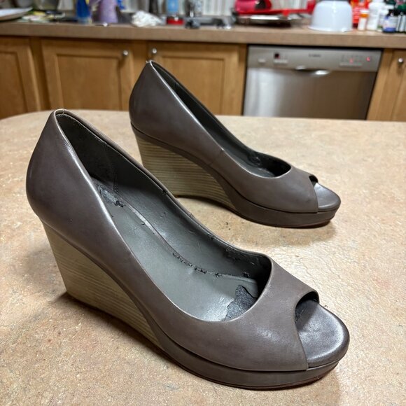 Cole Haan Sadie Open Toe Wedge Heels Size 9.5 Taupe Leather Classic - Picture 3 of 13
